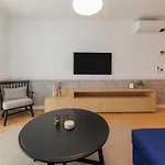 Apartment Luxury Residences By Belmont Realty