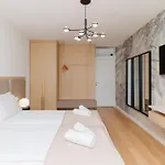 Apartment Luxury Residences By Belmont Realty *