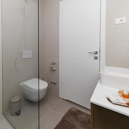 Apartman Luxury Residences By Belmont Realty *