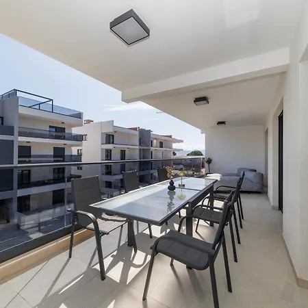 Apartman Luxury Residences By Belmont Realty *