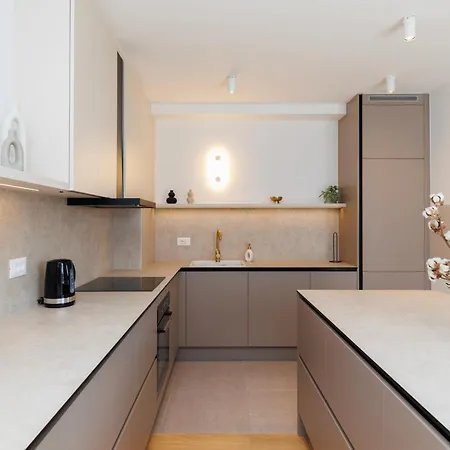 Apartman Luxury Residences By Belmont Realty