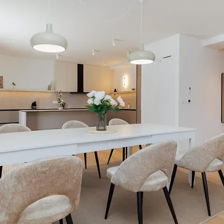 Апартаменты Luxury Residences By Belmont Realty *